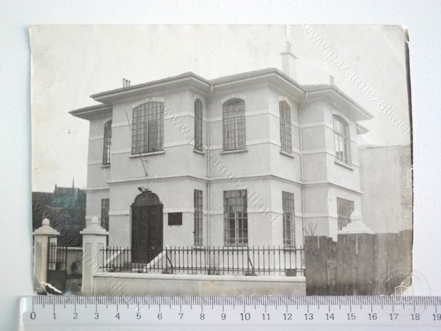 Mansions, Kiosks and Pedestrians — View from the archive