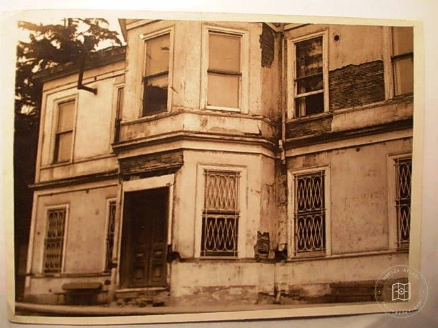 Mansions, Kiosks and Pedestrians — Archive image