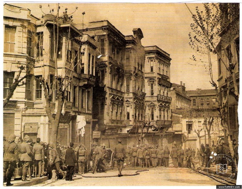 Cağaloğlunda Eminönine İnen Ankara Caddesi