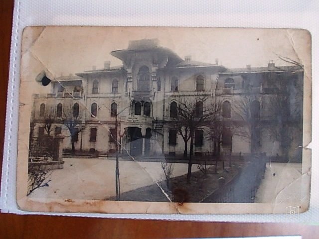 Mansions, Kiosks and Pedestrians — Archive image
