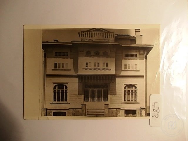 Mansions, Kiosks and Pedestrians — Archive image