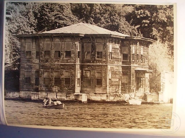 Mansions, Kiosks and Pedestrians — Archive image