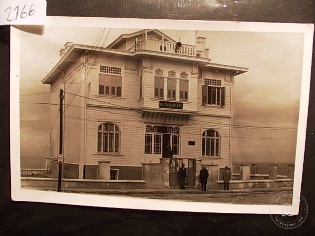 Mansions, Kiosks and Pedestrians — Archive image