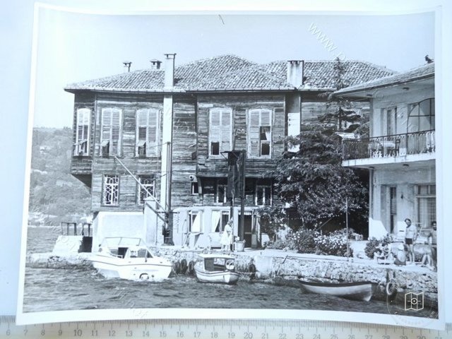 Mansions, Kiosks and Pedestrians — View from the archive