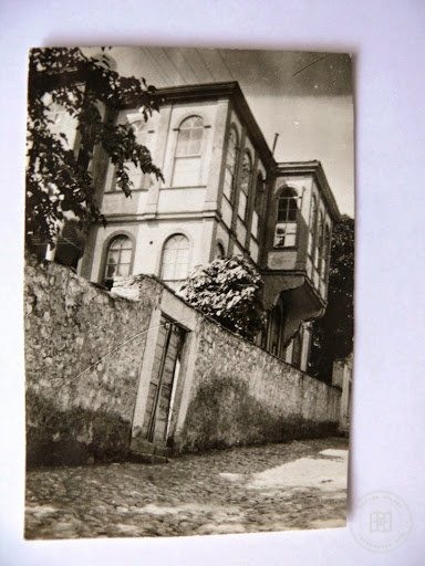 Mansions, Kiosks and Pedestrians — Archive image