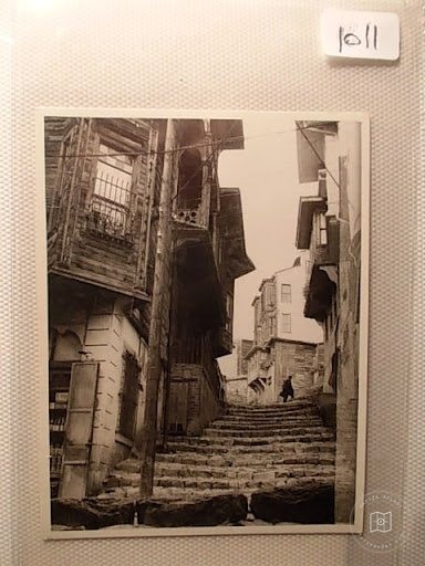 Mansions, Kiosks and Pedestrians — Archive image