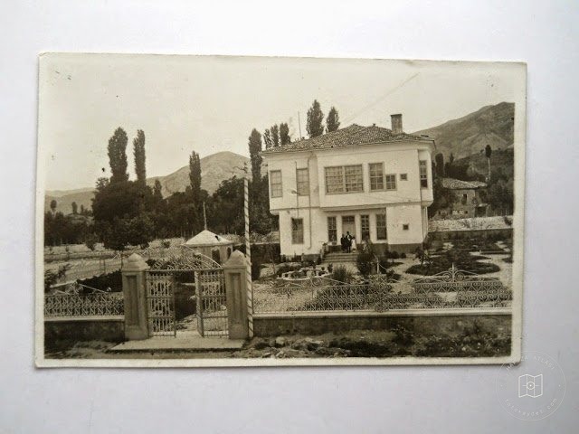 Mansions, Kiosks and Pedestrians — Archive image