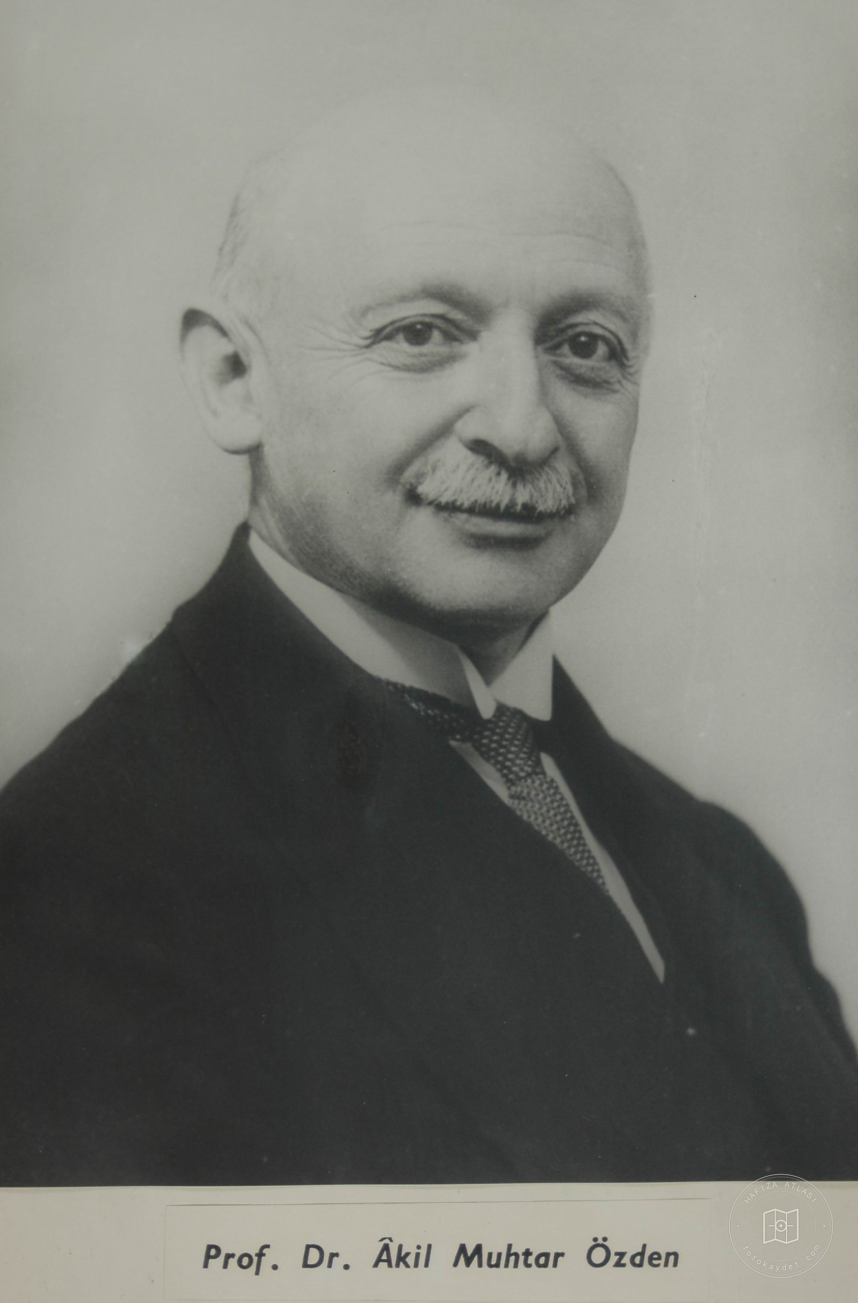 Historical Contacts — Portrait from the archive