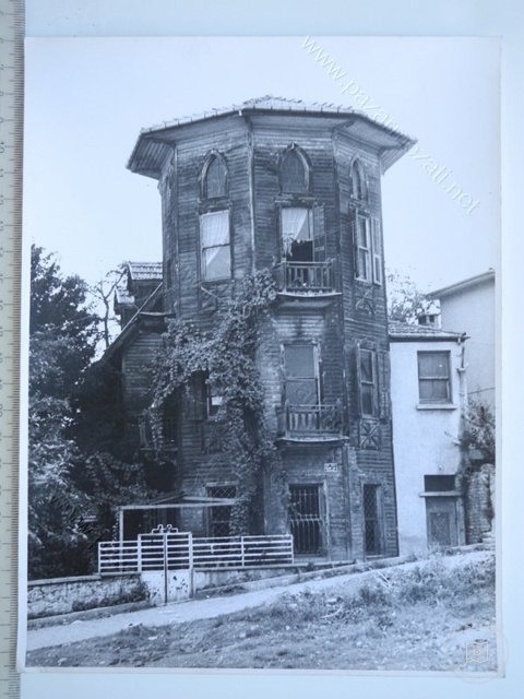 Mansions, Kiosks and Pedestrians — View from the archive