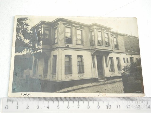 Mansions, Kiosks and Pedestrians — View from the archive