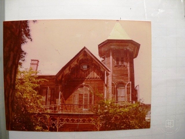Mansions, Kiosks and Pedestrians — Archive image