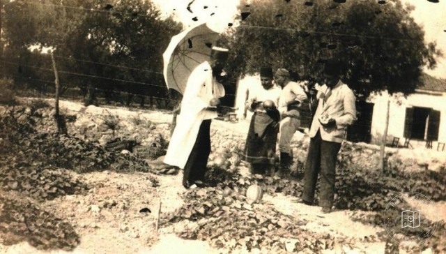 girit kandiye horasınlı Dervish Lodge bahçesindeki ürünler
