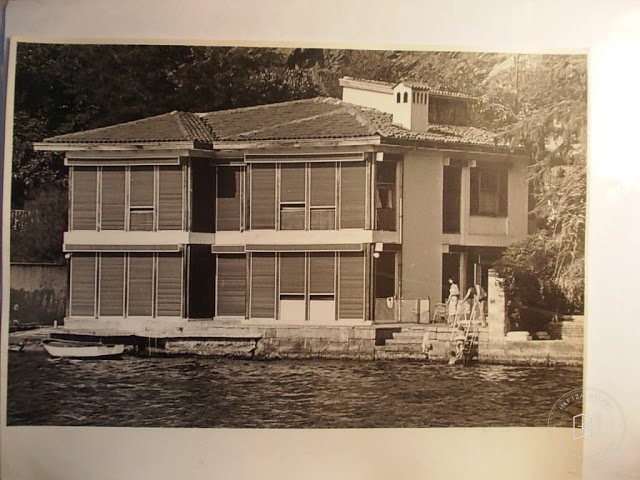 Mansions, Kiosks and Pedestrians — Archive image