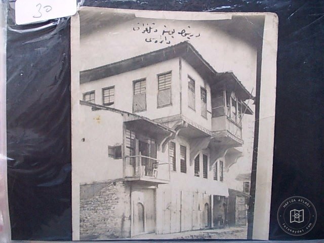 Mansions, Kiosks and Pedestrians — Archive image