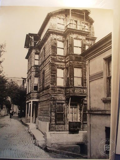 Mansions, Kiosks and Pedestrians — Archive image