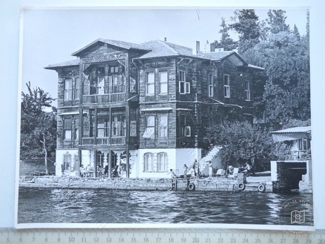 Mansions, Kiosks and Pedestrians — View from the archive