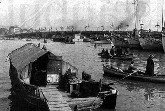 Karaköy Kıyısında Kayıklar ve Gemiler