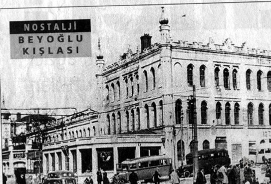 Taksim Kışlası ve Önündeki Cadde — Gazete Kupürü