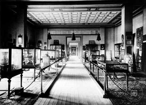 Mansions, Kiosks and Pedestrians — Archive image