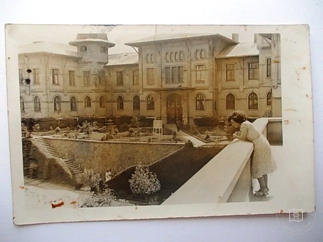 Mansions, Kiosks and Pedestrians — Archive image