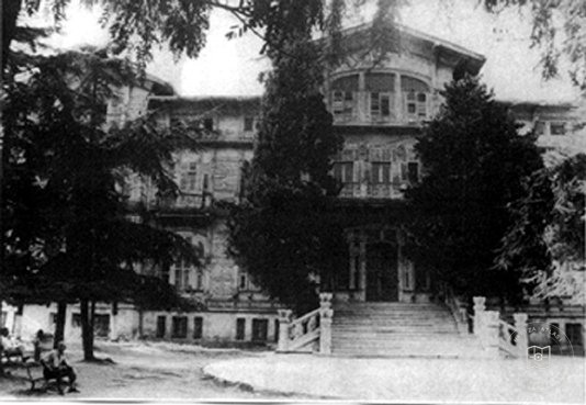 Mansions, Kiosks and Pedestrians — Archive record
