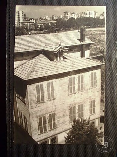Mansions, Kiosks and Pedestrians — Archive image