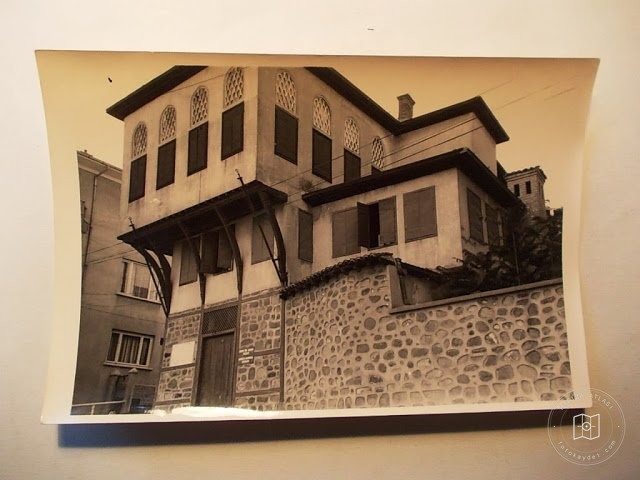 Mansions, Kiosks and Pedestrians — Archive image