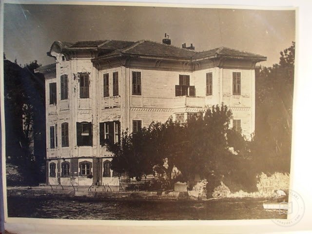 Mansions, Kiosks and Pedestrians — Archive image