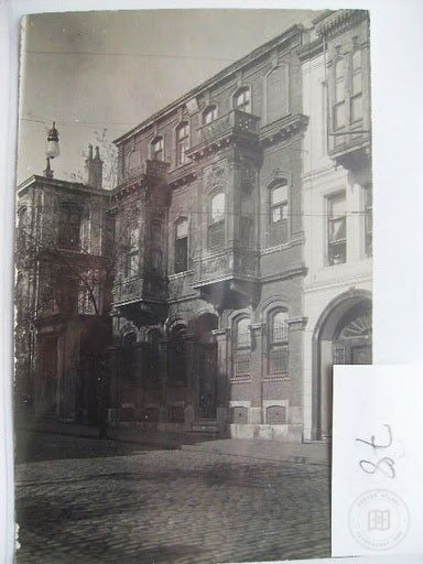 Mansions, Kiosks and Pedestrians — Archive image