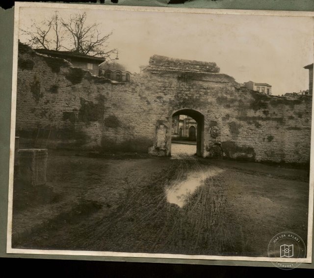 Soğuk Çeşme ve Kapısı — Arşiv Görseli