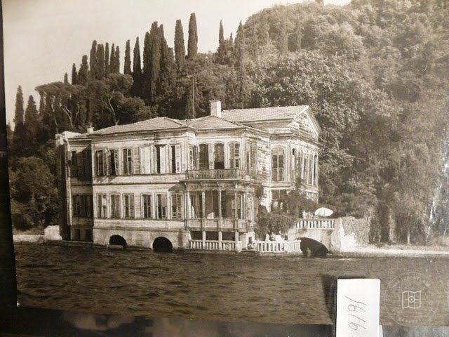 Mansions, Kiosks and Pedestrians — Archive image