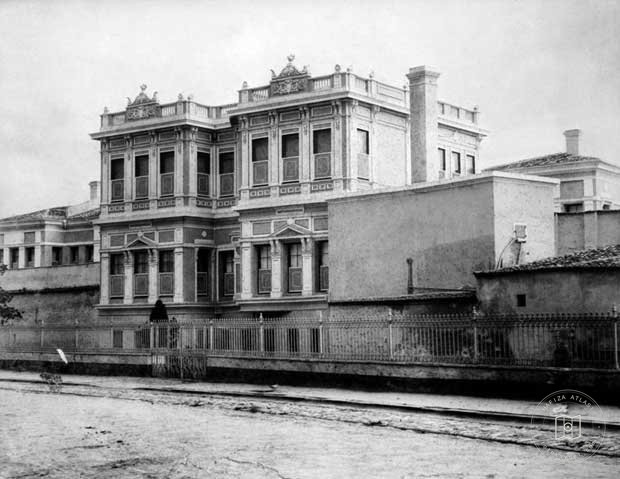Mansions, Kiosks and Pedestrians — Archive image