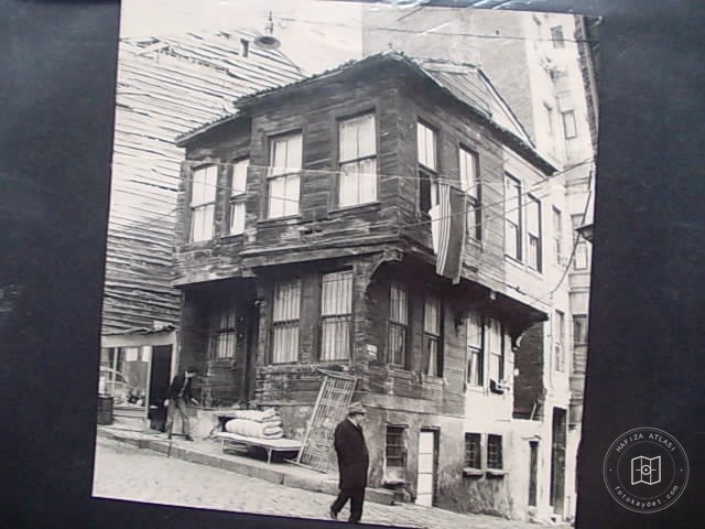 Mansions, Kiosks and Pedestrians — Archive image