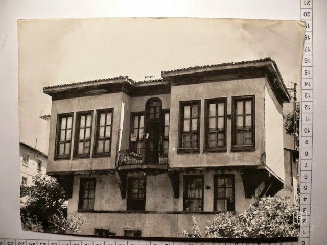 Mansions, Kiosks and Pedestrians — Archive image