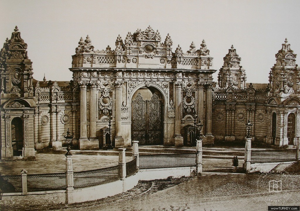 Dolmabahçe Sarayı Saltanat Kapisi