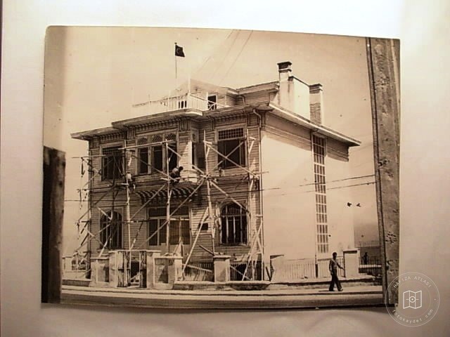 Mansions, Kiosks and Pedestrians — Archive image