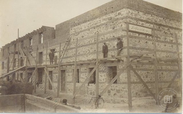 Mansions, Kiosks and Pedestrians — View from the archive
