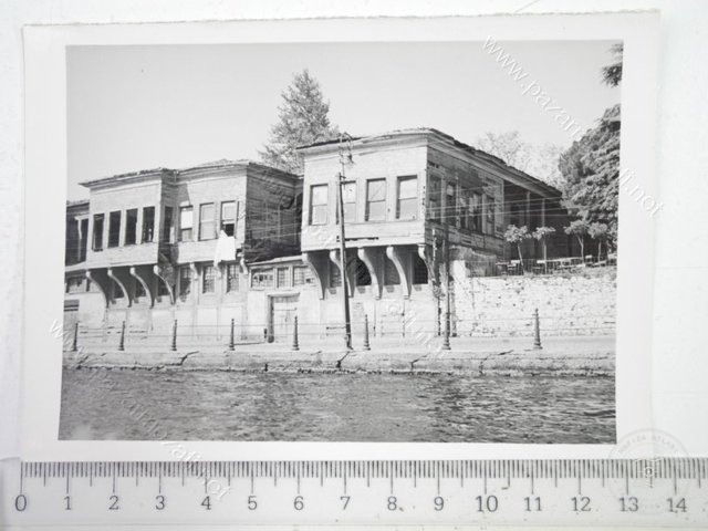 Mansions, Kiosks and Pedestrians — View from the archive
