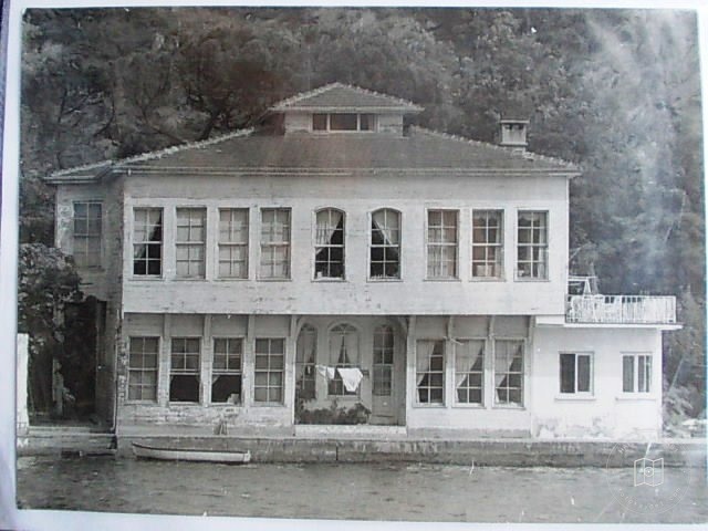 Mansions, Kiosks and Pedestrians — Archive image