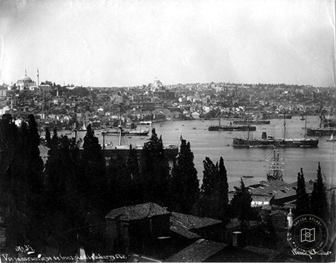 Haliç’te Gemiler ve İstanbul Panoraması