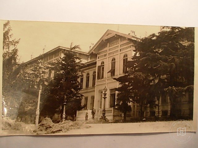Mansions, Kiosks and Pedestrians — Archive image