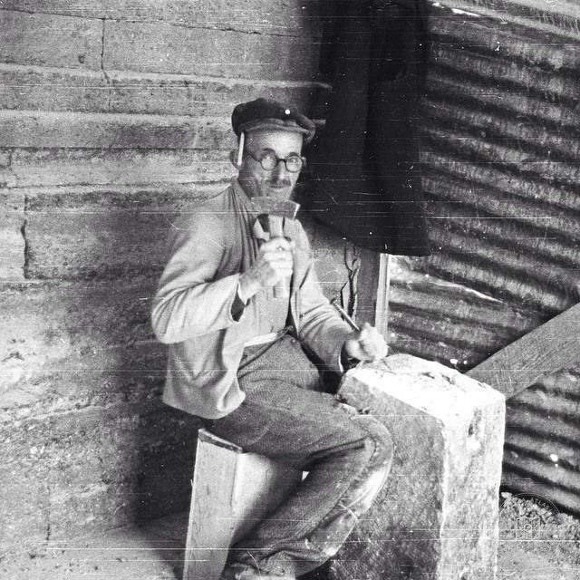 Tas-ustasi-A-stonemason-SALTArastirma-SALTResearch-Ali-Saim-Ulgen-Arsivi-Archive-Turkiye-first-r
