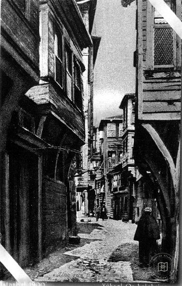 Ahşap Evlerin Sıralandığı Dar Sokak