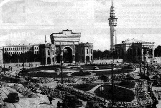 Beyazıt’ta Üniversite Kapısı ve Meydan