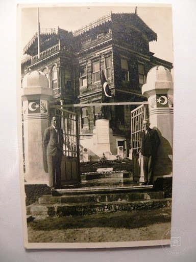 Mansions, Kiosks and Pedestrians — Archive image