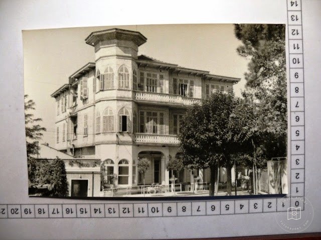 Mansions, Kiosks and Pedestrians — Archive image