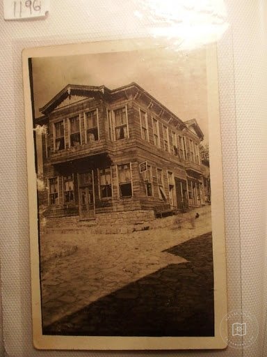 Mansions, Kiosks and Pedestrians — View from the archive