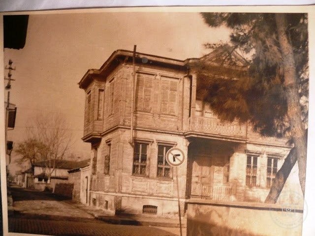 Mansions, Kiosks and Pedestrians — Archive image