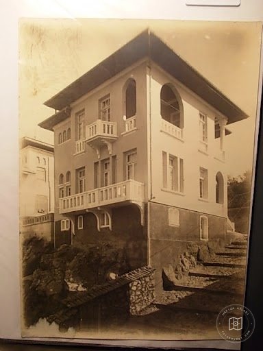 Mansions, Kiosks and Pedestrians — Archive image