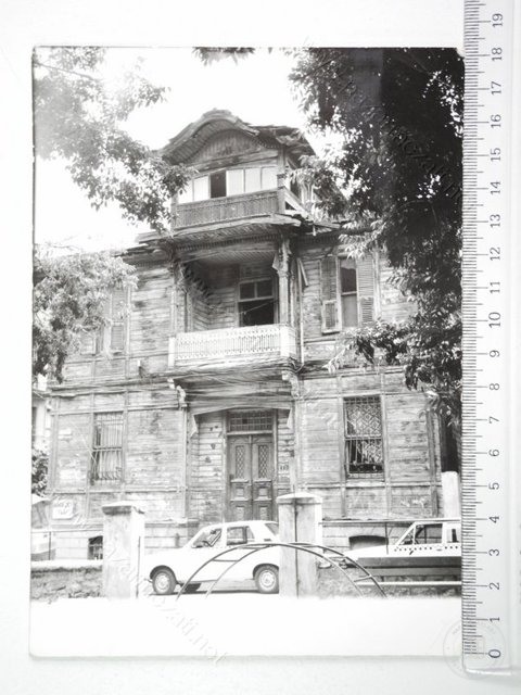 Mansions, Kiosks and Pedestrians — View from the archive